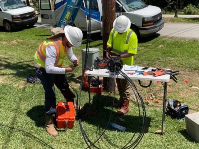 Szakember optikai kábelt hegeszt egy FTTH szerelési munkálat során